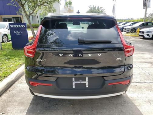 2025 Volvo XC40 B5 Core Bright Theme