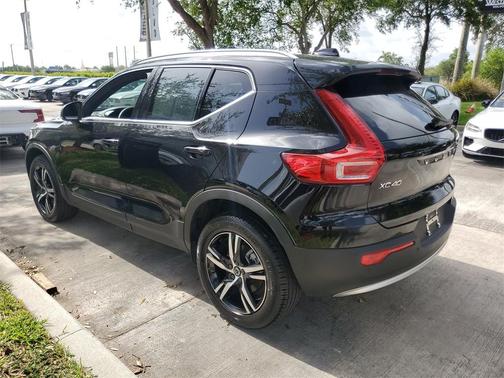 2025 Volvo XC40 B5 Core Bright Theme
