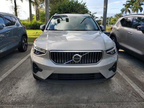 2023 Volvo XC40 B5 Ultimate Bright Theme
