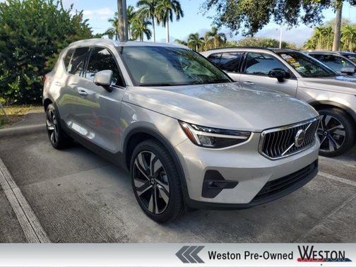 2023 Volvo XC40 B5 Ultimate Bright Theme