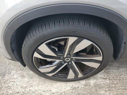 2023 Volvo XC40 B5 Ultimate Bright Theme