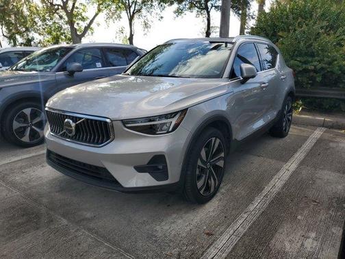 2023 Volvo XC40 B5 Ultimate Bright Theme