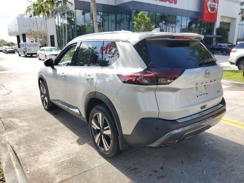 Crystal White Metallic 2023 Volvo XC40 B5 Plus Dark Theme