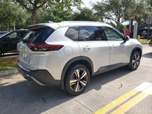Crystal White Metallic 2023 Volvo XC40 B5 Plus Dark Theme