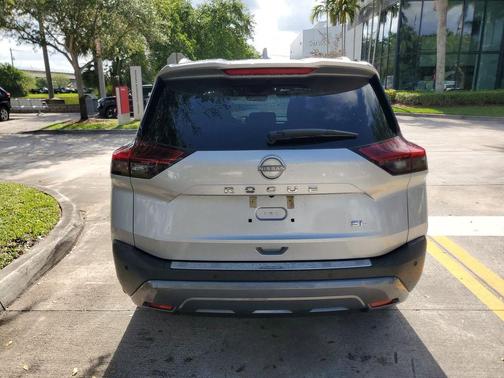 Crystal White Metallic 2023 Volvo XC40 B5 Plus Dark Theme