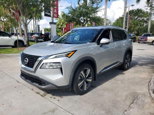 Crystal White Metallic 2023 Volvo XC40 B5 Plus Dark Theme