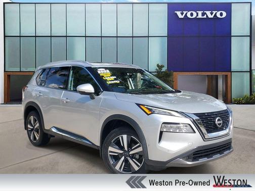 Crystal White Metallic 2023 Volvo XC40 B5 Plus Dark Theme
