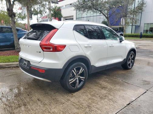 2025 Volvo XC40 B5 Core Bright Theme