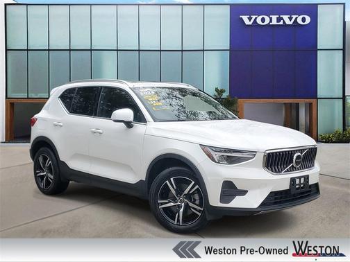 2025 Volvo XC40 B5 Core Bright Theme