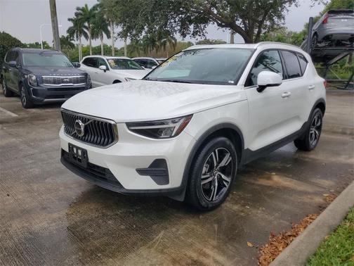 2025 Volvo XC40 B5 Core Bright Theme