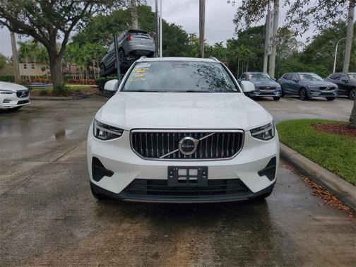 2025 Volvo XC40 B5 Core Bright Theme