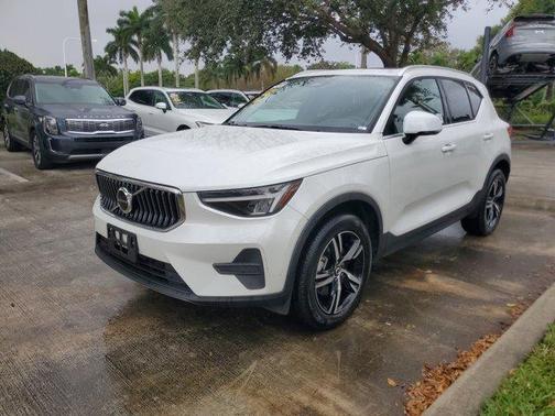 2025 Volvo XC40 B5 Core Bright Theme