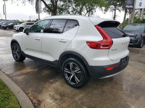2025 Volvo XC40 B5 Core Bright Theme