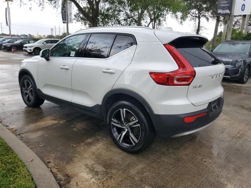 2025 Volvo XC40 B5 Core Bright Theme