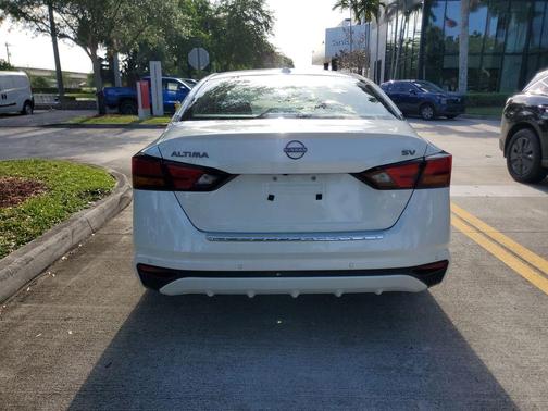 White 2023 Nissan Altima 2.5 SV
