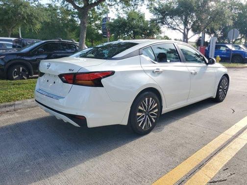 White 2023 Nissan Altima 2.5 SV