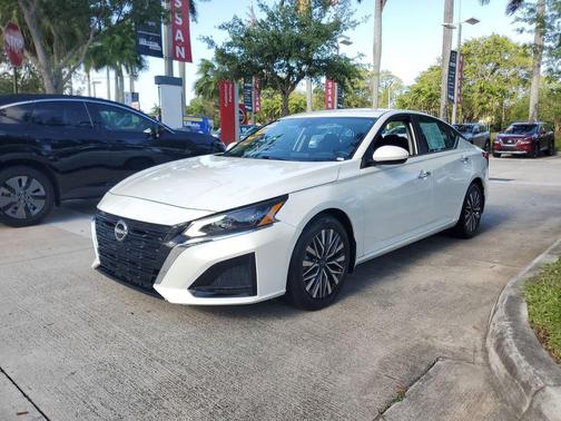 White 2023 Nissan Altima 2.5 SV