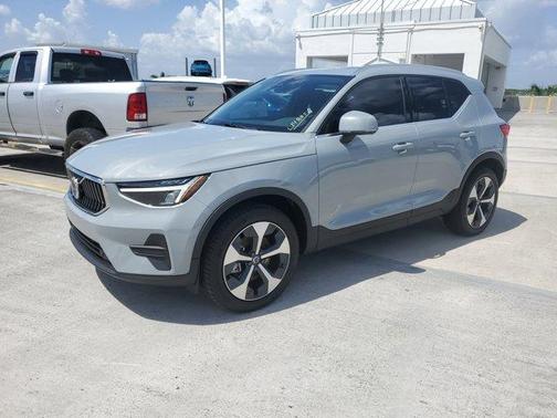 2025 Volvo XC40 B5 Core Bright Theme
