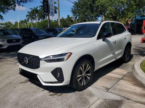 Crystal White 2024 Volvo XC60 Recharge Plug-In Hybrid T8 Core Dark Theme