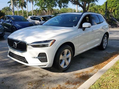 2022 Volvo XC60 B5 Momentum