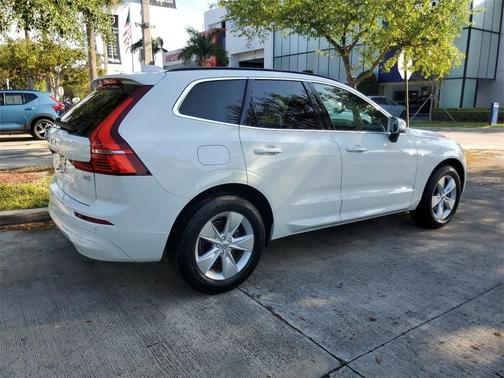 2022 Volvo XC60 B5 Momentum