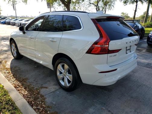 2022 Volvo XC60 B5 Momentum