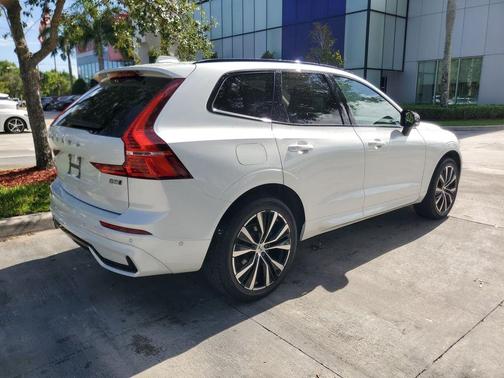 Crystal White 2024 Volvo XC60 B5 Plus Dark Theme