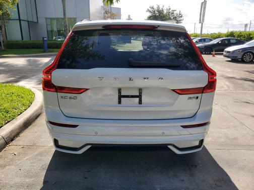 Crystal White 2024 Volvo XC60 B5 Plus Dark Theme