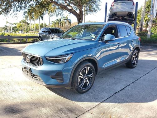 2025 Volvo XC40 B5 Core Bright Theme