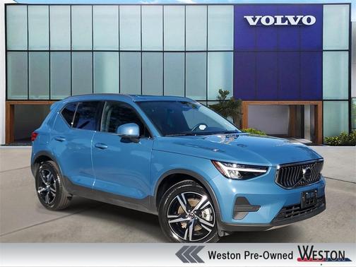 2025 Volvo XC40 B5 Core Bright Theme