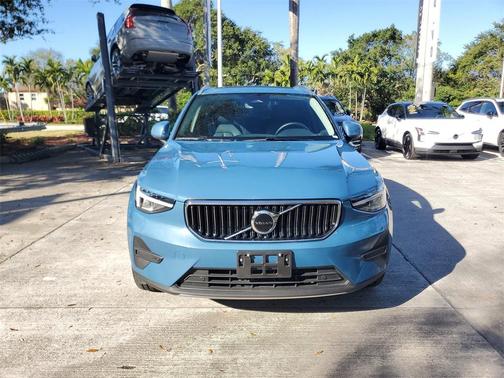 2025 Volvo XC40 B5 Core Bright Theme