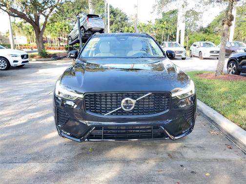 2023 Volvo XC60 B5 Plus Dark Theme