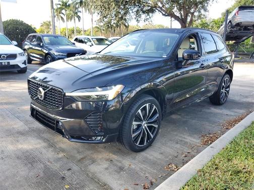 2023 Volvo XC60 B5 Plus Dark Theme