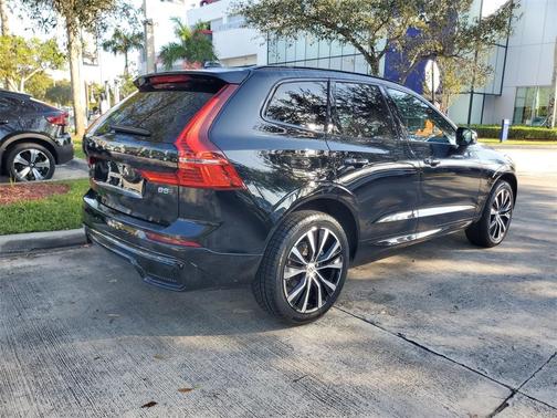 2023 Volvo XC60 B5 Plus Dark Theme