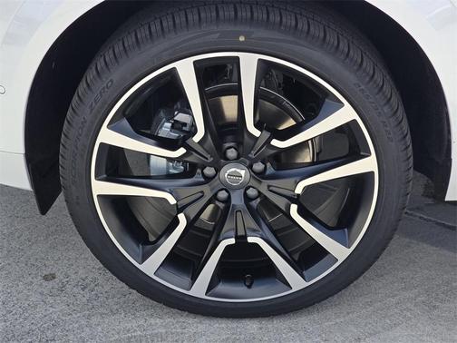 2025 Volvo XC60 B5 Ultra