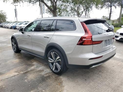 2025 Volvo V60 Cross Country B5 Plus