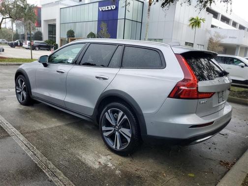 2025 Volvo V60 Cross Country B5 Plus