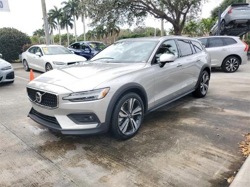 2025 Volvo V60 Cross Country B5 Plus