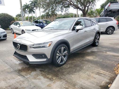 2025 Volvo V60 Cross Country B5 Plus