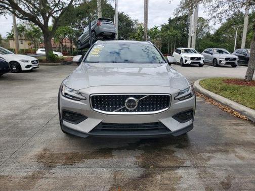 2025 Volvo V60 Cross Country B5 Plus