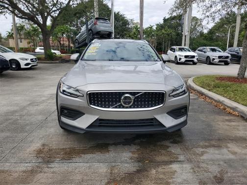 2025 Volvo V60 Cross Country B5 Plus