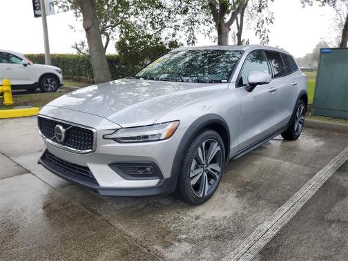 2025 Volvo V60 Cross Country B5 Plus