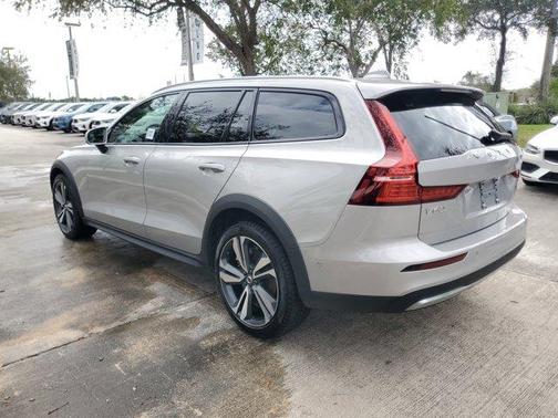 2025 Volvo V60 Cross Country B5 Plus