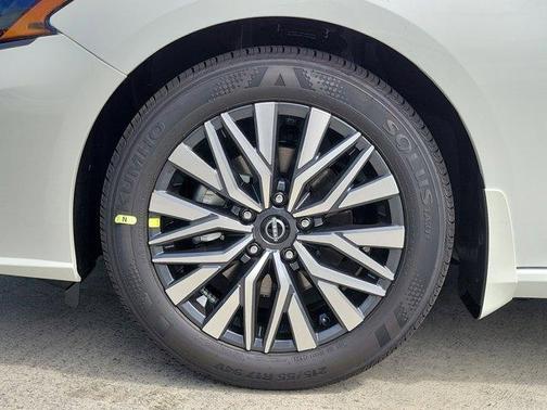 Pearl White Tri-Coat 2026 Nissan Altima SV