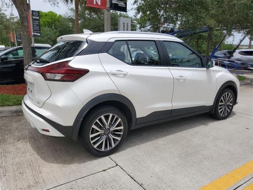 2022 Nissan Kicks SV