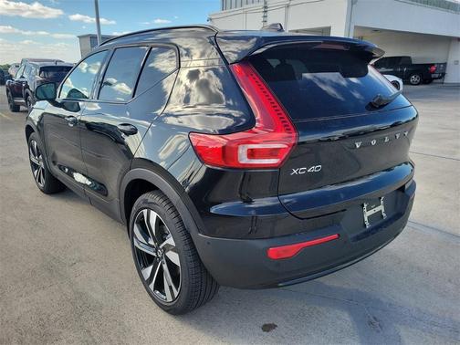 2026 Volvo XC40 B4 Plus