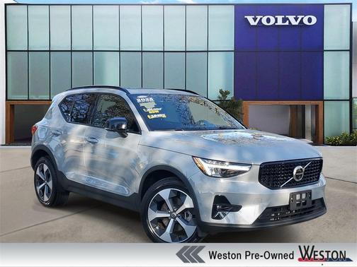 2025 Volvo XC40 B5 Plus Dark Theme