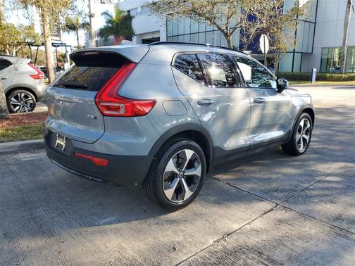 2025 Volvo XC40 B5 Plus Dark Theme