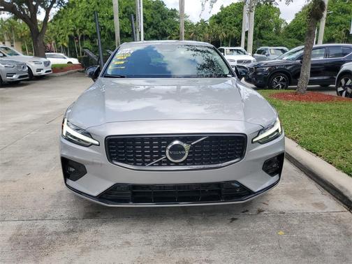 2024 Volvo S60 B5 Core Dark Theme