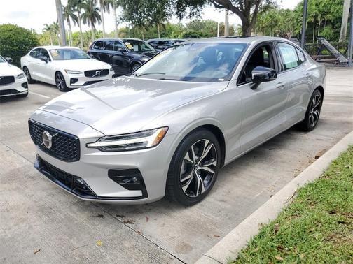 2024 Volvo S60 B5 Core Dark Theme